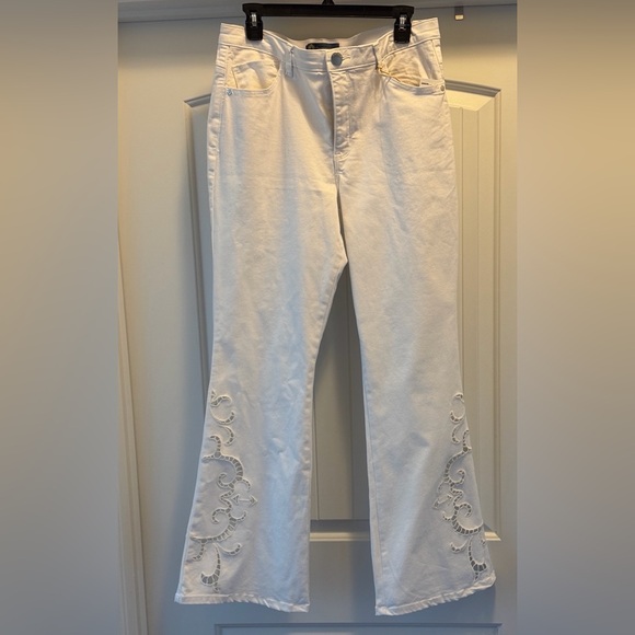 Democracy Women's Classic White Jeans - Picture 12 of 14